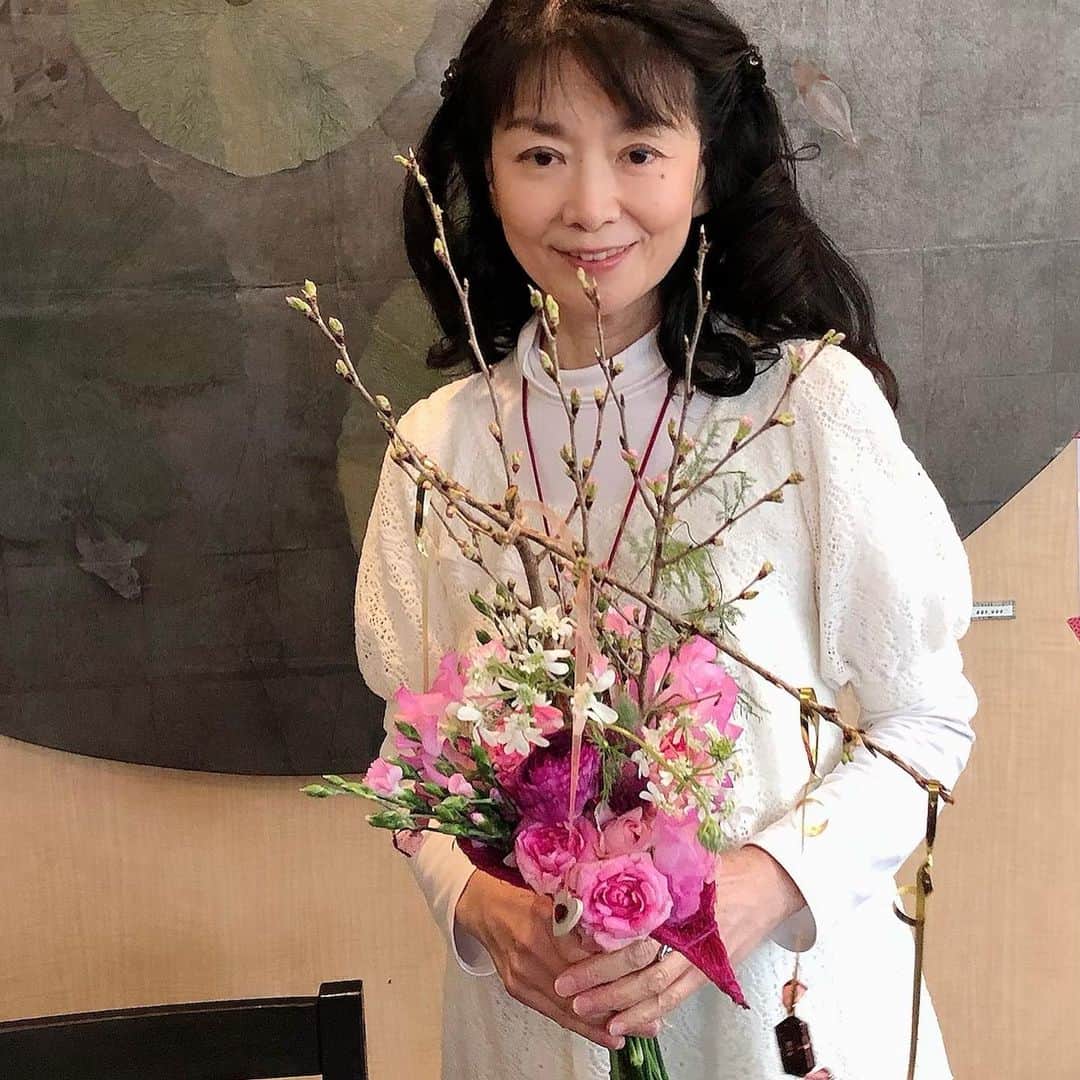 大津びわ子のインスタグラム：「バレンタインブーケ❣️ 今年は、啓翁桜ではなく東海桜🌸 チョコのオーナメントがかわいい💕  #バレンタインフラワー」