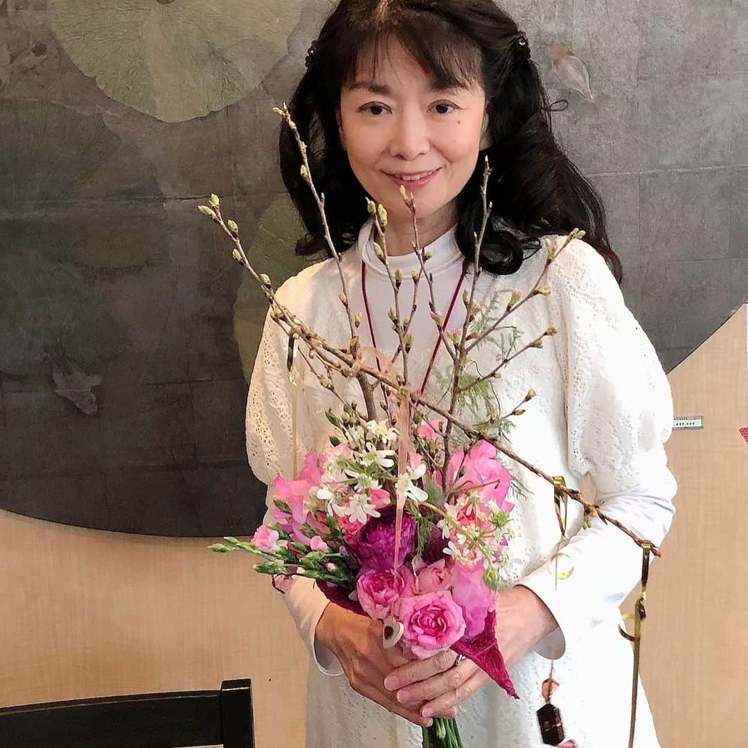 のインスタグラム：「バレンタインブーケ❣️ 今年は、啓翁桜ではなく東海桜🌸 チョコのオーナメントがかわいい💕  #バレンタインフラワー」