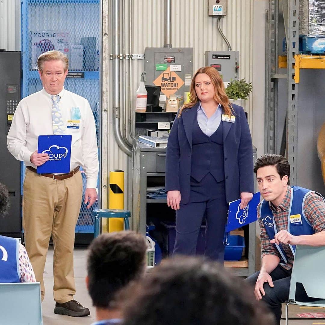 ローレン・アッシュのインスタグラム：「Looks like someone is disappointing these 3 on tonight’s episode of #Superstore! Any guesses who it could be?? And make sure to tune in 830/730c on @nbc!」