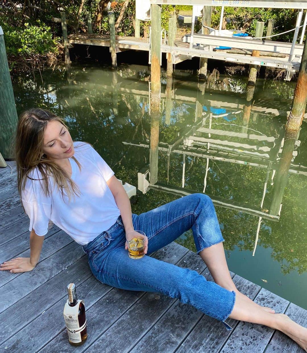マリア・シャラポワのインスタグラム：「#Ad Just checking in and making sure you’re taking an hour (or as much as you need at this point!) to disconnect and rejuvenate as we’re all navigating these new norms of work-life balance….Once you finish reading this of course 😉 My happiest hour is catching the sunset with my family. What are your favorite ways to relax? Share them below using #TheHappiestHour #6ourbon7time」
