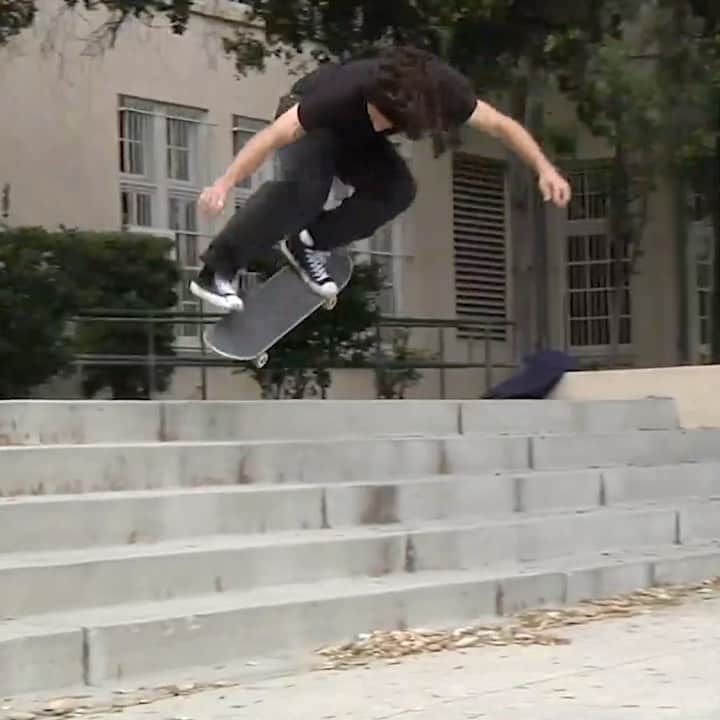スラッシャーのインスタグラム：「👉🏾 @erikhherrera rides for @chocolateskateboards 🍫」