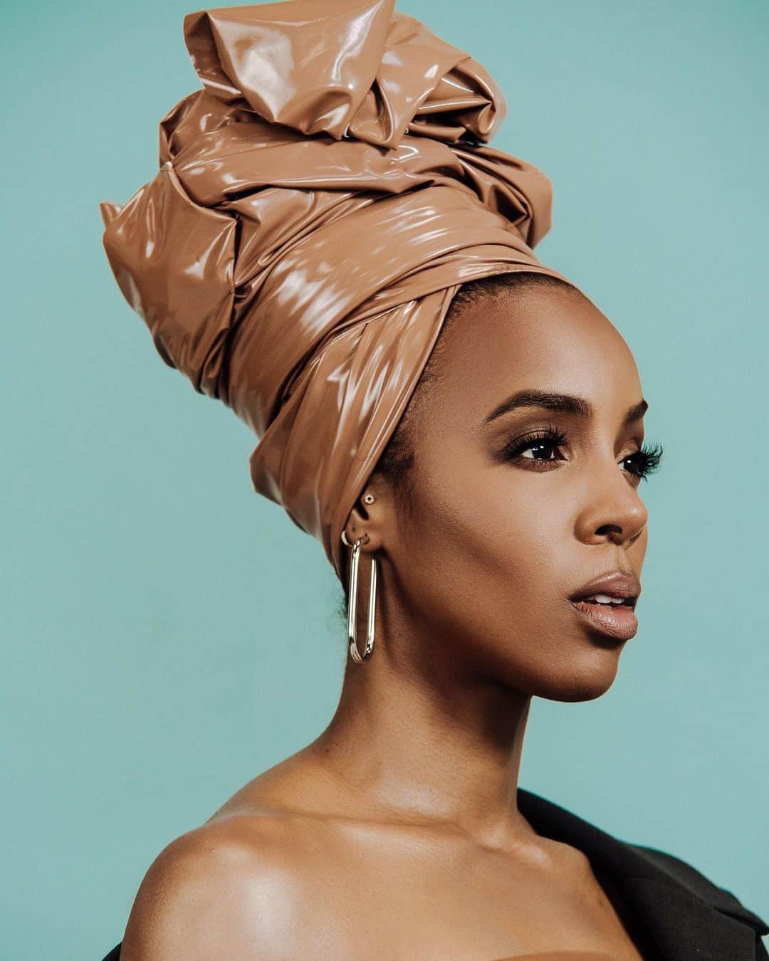マックスウェルのインスタグラム：「#TBT @kellyrowland • HBD • 🎂 • #BHM  “woah lovers” yup that and many songs and yes those children you were of destiny !   empowering women to be more than the marginal misogynistic expectations of the 90s • you that #blackgirlmagic   you did it you still doing it and you keep making it easier for the ones after you to have the platform you worked vigorously to uphold !   @mstinalawson you’re the guide and light to so many overcoming bias through creative mentoring and providing opportunity : @wacotheater ! ! !   big hugs aquarius sister • isya day   love max !   📸 : please comment if you know」
