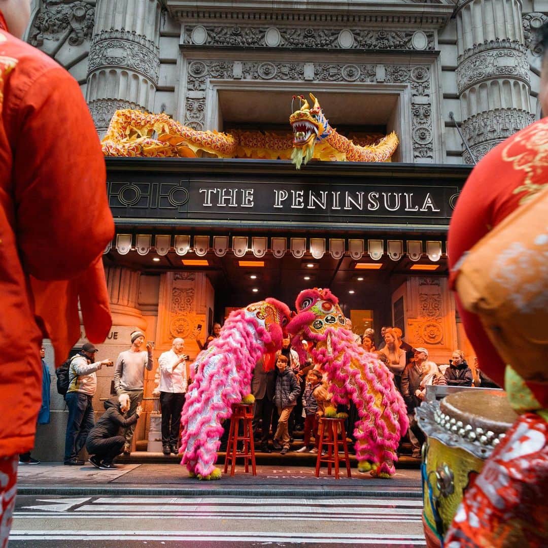 のインスタグラム：「Scenes from last year’s traditional Lion Dance. May this year bring health, happiness and prosperity to all!  . . 📸 @photosalonhelga  . . #newyorkcity #nyc #newyork #manhattan #chinesenewyear #lunarnewyear」