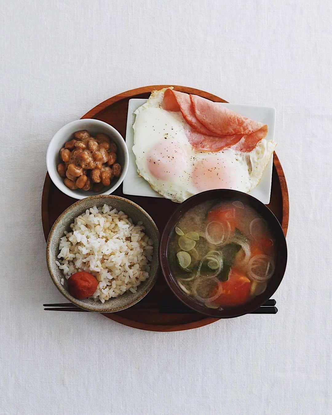 樋口正樹さんのインスタグラム写真 - (樋口正樹Instagram)「Today's breakfast 🍳 . 今日の朝ごはんは ハムエッグ、納豆、 もち麦入りごはん、 わかめとトマトの お味噌汁、梅干し。 . . #ハムエッグ #目玉焼き #納豆 #朝ご飯 #朝食 #もち麦ごはん #もち麦ご飯 #もち麦ダイエット #わかめの味噌汁 #トマトの味噌汁 #japanesebreakfast #japanesefood」2月12日 7時31分 - higuccini