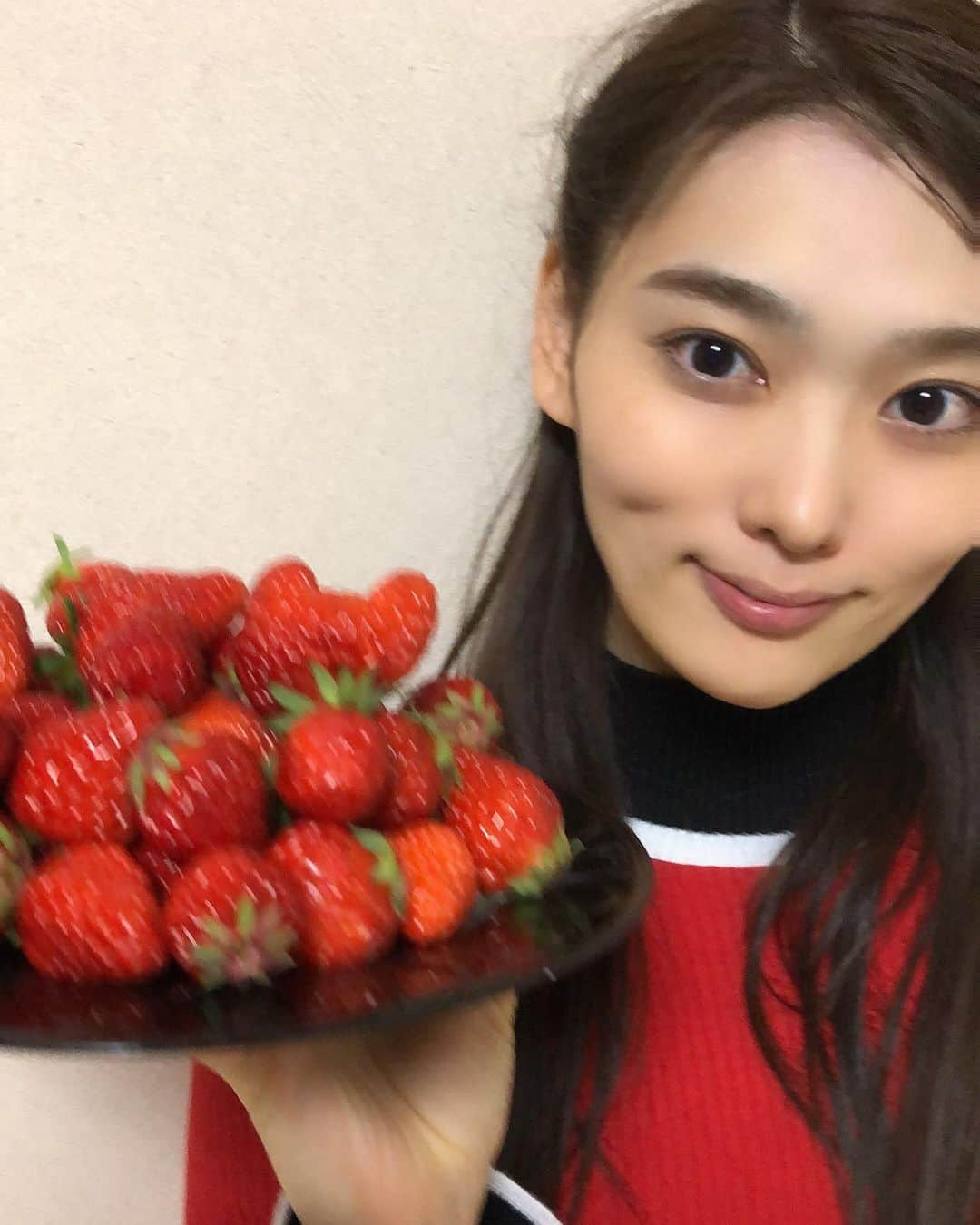 天玲美音さんのインスタグラム写真 - (天玲美音Instagram)「いちごちゃんとみおんちゃん❤️ 🍓🍓🍓🍓🍓🍓🍓🍓🍓🍓 . どのMIONがお好みおん？？3/4 . だからこの持ちしたらこぼれ落ちるって...笑 どうぞ召し上がれ💕 . . . LOVE&SMILE #天玲美音 ☺︎ . . . #stayhome #stayathome  #strawberry #sweet #fruits #フルーツ #ふるーつ #ビタミン #strawberrygram #いちご #イチゴ #苺 #ストロベリー #すとろべりー #いちごちゃん #赤 #red #fashion #coordinate #ootd #こんもりいちご #いちごMION #model #modeling #フルーツのある暮らし #StrawberryMION #miontenrei2021」2月12日 18時31分 - miontenrei