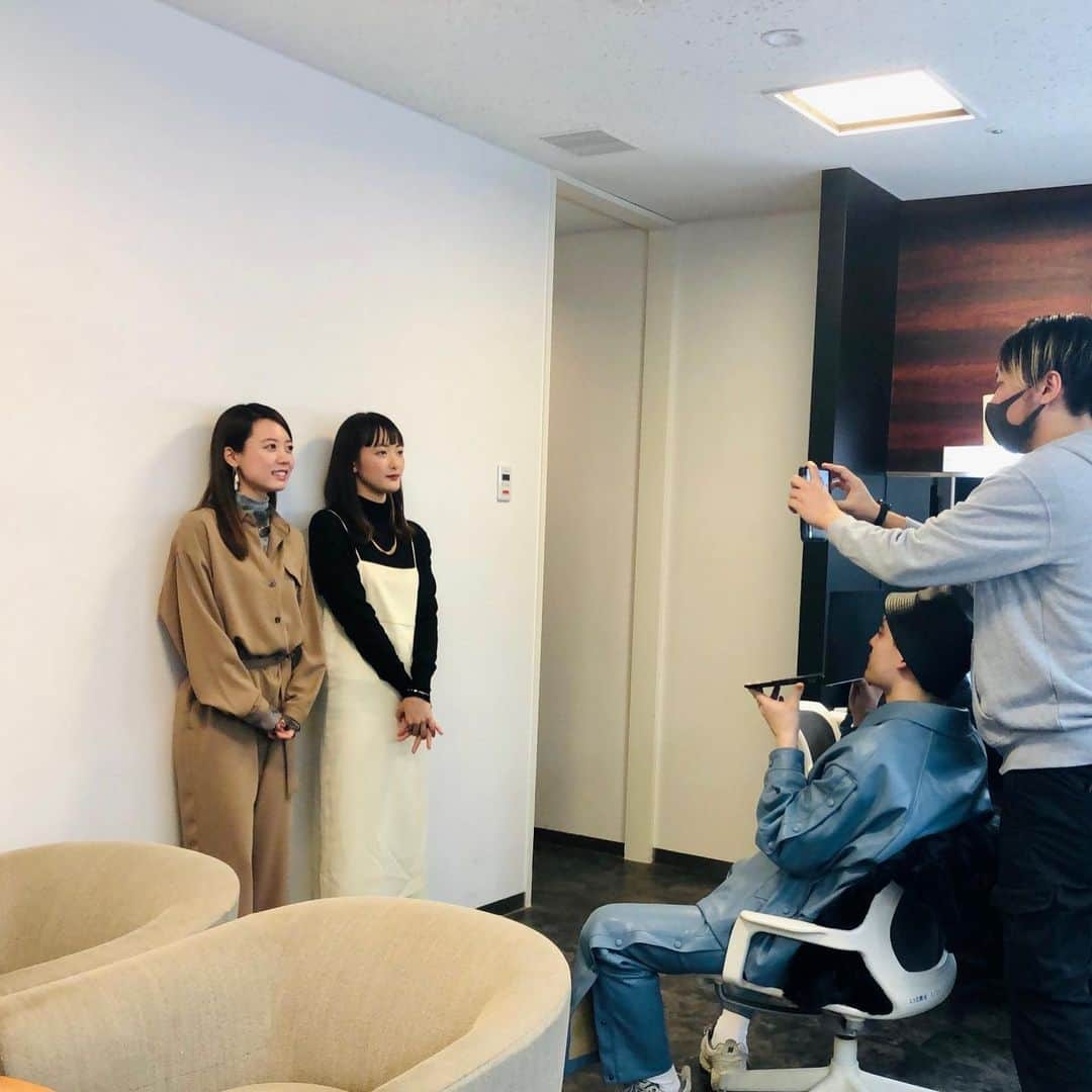 緑黄色社会さんのインスタグラム写真 - (緑黄色社会Instagram)「メンバーのとあるコメント収録のカンペをメンバーが持つ画。(なんか笑わせようとしているのは言わずもがな。) #オフシャカ #協力隊」2月12日 18時24分 - ryokushaka_official