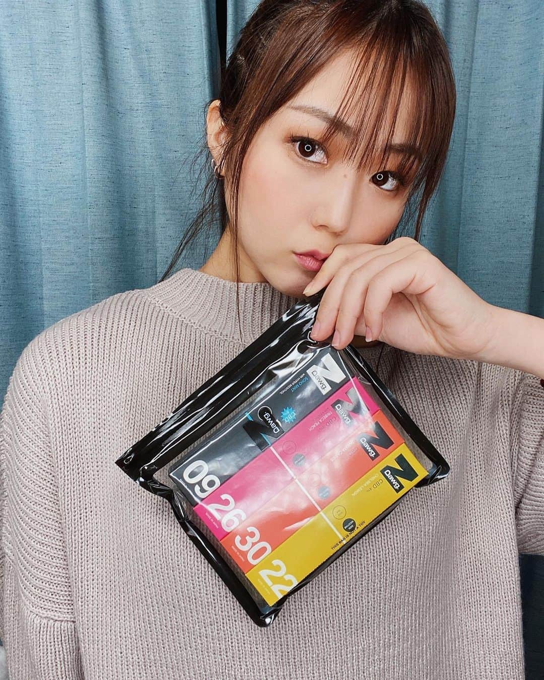 藤田早希のインスタグラム：「NYLONとDawg.がコラボしてるから NDawg.って呼びます🤭 フレーバーはミント、ピーチ、カシス、レモン の4つだよ！ 簡潔にフレーバーを述べた笑. . . .  #dawg #dawg_cbd #cbdvape #vape #電子タバコ #pr . . . .」