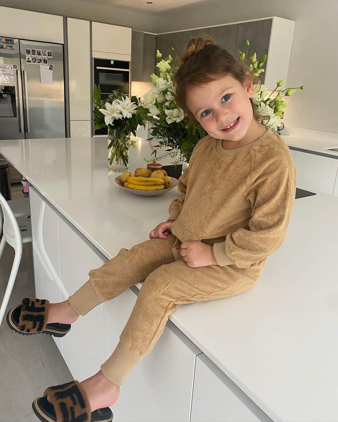 サム・フェアーズのインスタグラム：「Rosie’s got that Friday Feeling 🤪  What’s everyone up to this weekend? I’m looking for some inspiration 💭 x」