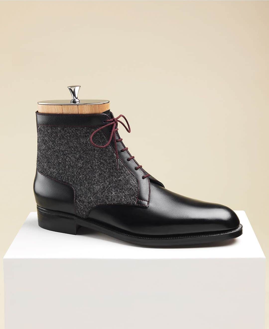 ジョンロブのインスタグラム：「Honouring time-tested bootmaking skills, the Parisian bespoke atelier brings the traditional pegged construction into modernity with the introduction of the bi-material masterpiece “Bottillon Adresse”. . #johnlobbbespoke」