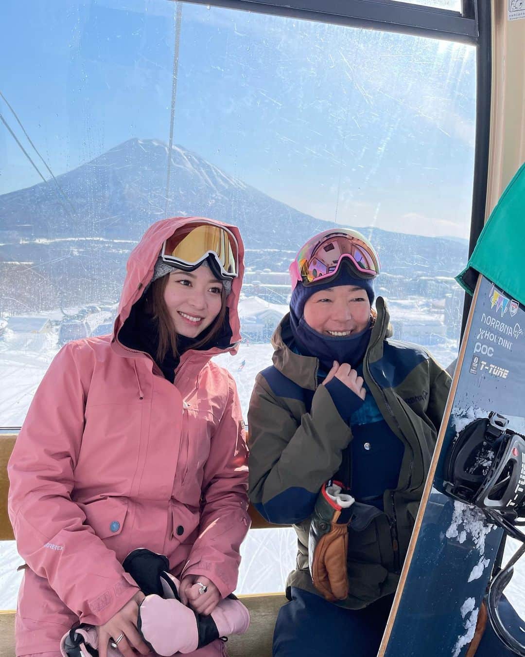 岩垂かれんさんのインスタグラム写真 - (岩垂かれんInstagram)「自分の滑り方改革をするべく @mika_john_noguchi さんと  @sheesaniseko さんキャンプで 教わってきました❄️  目から鱗… スノーボード歴17年 まだまだ知らないことがたくさん。 課題がたくさん。 これからまたもっともっと スノーボードが楽しくなりそうです🥺  レジェンドに挟まれるポンコツ20代 私もお二人みたいな素敵な50代になりたい🥺 あと20年は滑り続けないと！ お天気、雪質も最高で 最初からゴールデンゴンドラを引く強運（笑） 素敵な１日をありがとうございました🙏🏻  #niseko #羊蹄山 #滑り方改革中 #レジェンドセッション」2月12日 18時30分 - kareniwadare