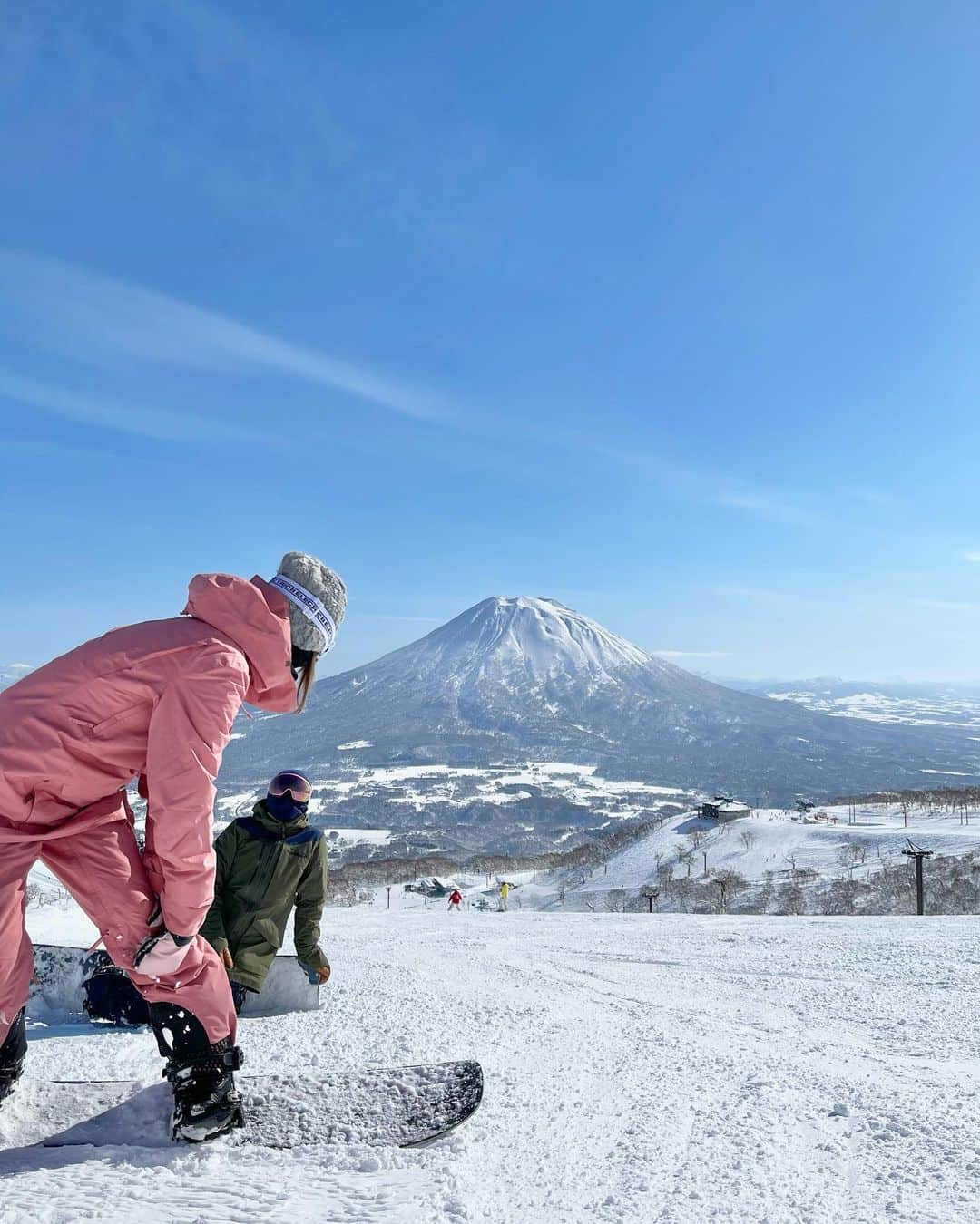 岩垂かれんさんのインスタグラム写真 - (岩垂かれんInstagram)「自分の滑り方改革をするべく @mika_john_noguchi さんと  @sheesaniseko さんキャンプで 教わってきました❄️  目から鱗… スノーボード歴17年 まだまだ知らないことがたくさん。 課題がたくさん。 これからまたもっともっと スノーボードが楽しくなりそうです🥺  レジェンドに挟まれるポンコツ20代 私もお二人みたいな素敵な50代になりたい🥺 あと20年は滑り続けないと！ お天気、雪質も最高で 最初からゴールデンゴンドラを引く強運（笑） 素敵な１日をありがとうございました🙏🏻  #niseko #羊蹄山 #滑り方改革中 #レジェンドセッション」2月12日 18時30分 - kareniwadare
