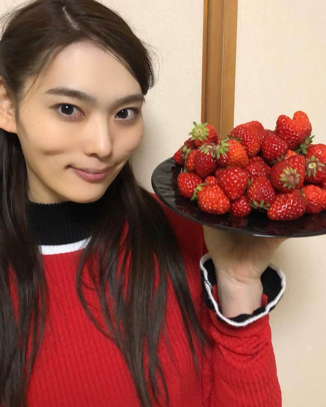 天玲美音さんのインスタグラム写真 - (天玲美音Instagram)「いちごとみおんさん 🍓🍓🍓🍓🍓🍓🍓🍓🍓🍓 . どのMIONがお好みおん？？2/4 (ちょっと凛々しい) . 今度は両手持ち どうぞ召し上がれ💕 . . . LOVE&SMILE #天玲美音 ☺︎ . . . #stayhome #stayathome  #strawberry #sweet #fruits #フルーツ #ふるーつ #ビタミン #strawberrygram #いちご #イチゴ #苺 #ストロベリー #すとろべりー #いちごちゃん #赤 #red #fashion #coordinate #ootd #こんもりいちご #いちごMION #model #modeling #フルーツのある暮らし #StrawberryMION #miontenrei2021」2月12日 18時30分 - miontenrei