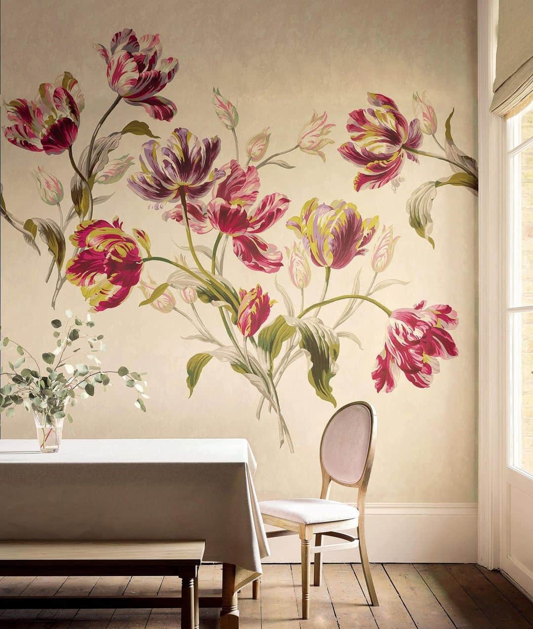 ローラアシュレイのインスタグラム：「Wallpaper, paint, wall murals and wall art will all be returning within the Laura Ashley Home collection launching this March. ⁣ ⁣ We are proudly partnering with the UK’s leading wallpaper and paint manufacturer, Graham & Brown, a family run business with established roots manufacturing within the UK, to bring a top-quality decorating range back to you.⁣ ⁣ The collection will feature our signature Laura Ashley prints and colours, plus some beautiful new styles inspired by the Laura Ashley archive.」