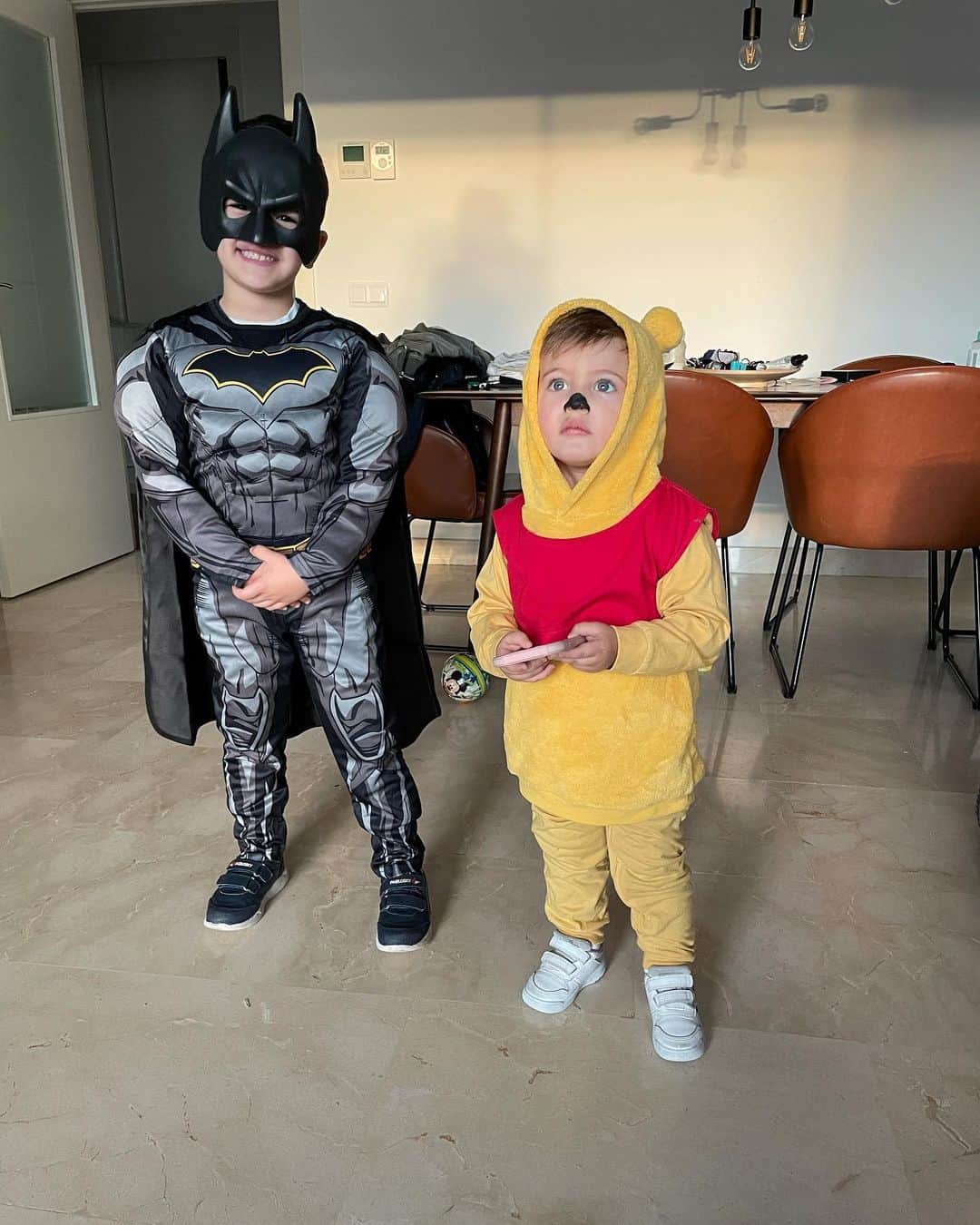 アルベルト・ロポのインスタグラム：「🐻 🦇🙈🙈🙈😍😍😍😍hoy toca carnaval en sus colegios 😂😂😂#martin#mateo」