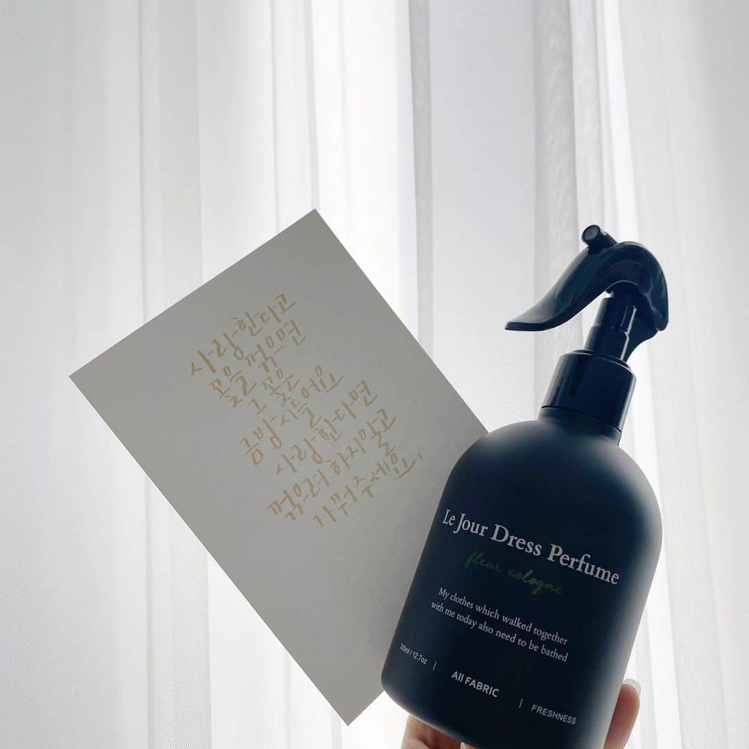 のインスタグラム：「_마음 따뜻해지는 설날 🎁 우리집 어디든 함께하는 LEJOUR 💚 향이 너무 좋아 이젠 없으면 안될것같다,   #협찬 #드레스퍼퓸 #플뢰르코롱 #탈취 #향균효과」