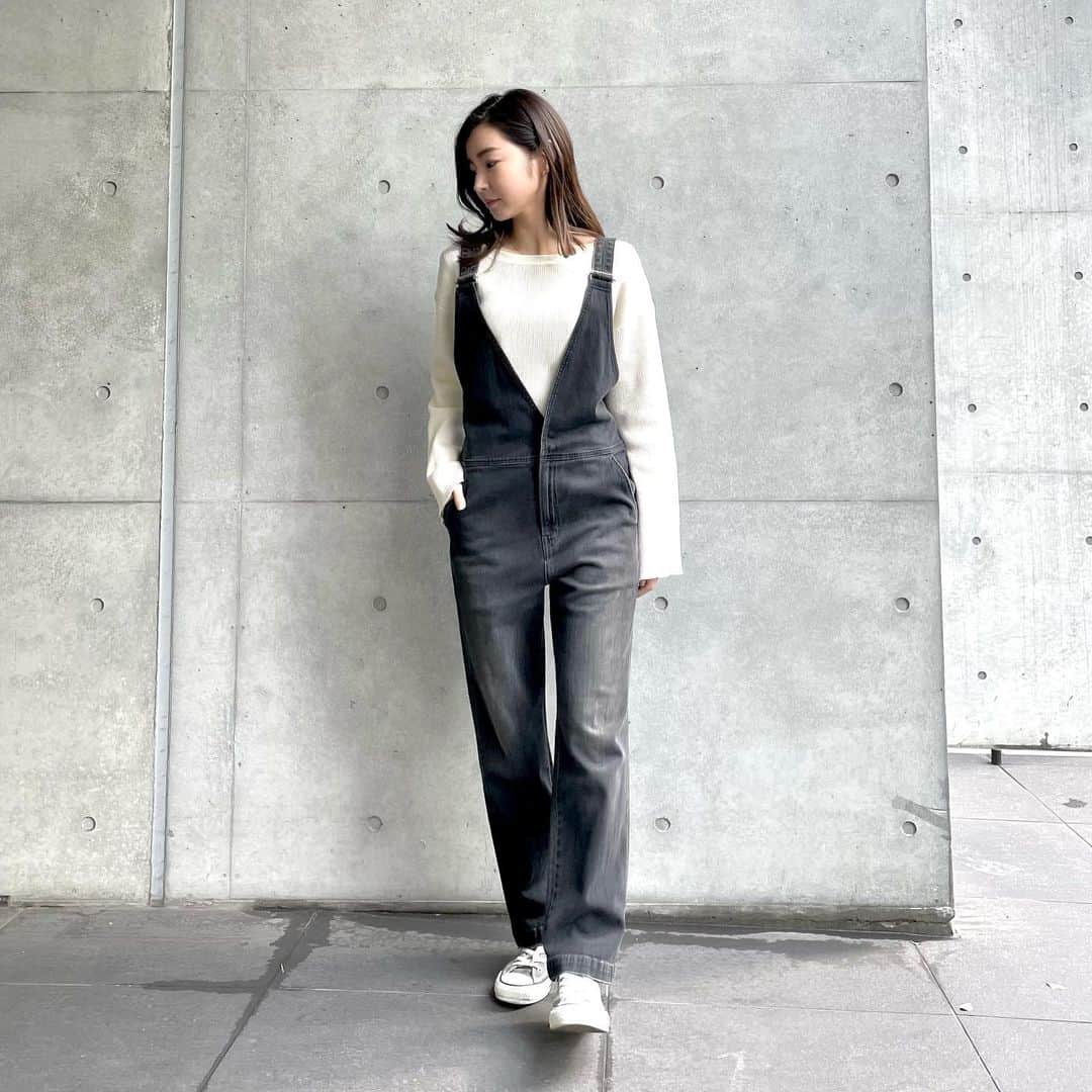 Moname Official Instagramのインスタグラム：「. 細身シルエットでスッキリ見えるサロペット✨ 前がVに開いているのがポイント！ 黒なので子供っぽくなりすぎずに着れます😊 .  . Salopette No.41111211 col.BLK ￥20,900(税込) . height 163cm . #moname  #デニム #コーデ #モナーム #denim#Moname_code#jeans#デニム#ストレッチデニム#美脚#デニムコーデ#ジーンズ好き#デニムパンツ#デニム女子#フレンチカジュアル#ootd#大人カジュアルコーデ#シンプルコーデ #今日のコーデ#160cmコーデ#きれいめカジュアル#大人かわいい#大人カジュアル#大人キレイ#大人コーデ#大人シンプル#サロペット#ニット」