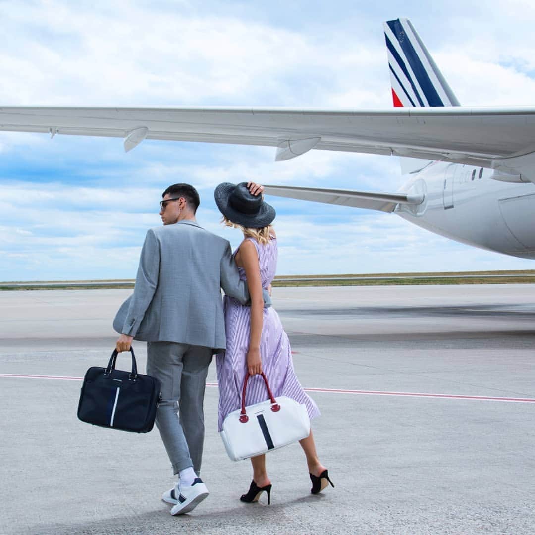 エールフランスのインスタグラム：「Offrez-lui une Saint-Valentin toute en élégance avec la collection Icône Air France shopping.  #airfrance #airfranceshopping #mode #travel」