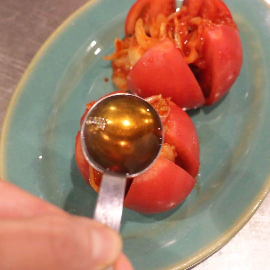 メシ通さんのインスタグラム写真 - (メシ通Instagram)「大葉、キムチ、ナンプラー……実は相性抜群。 苦手な方も、さっぱりトマトのおつまみなら意外にあっさりいけるかも！   3分でできるのに旨味がぶ厚すぎ「トマトの大葉キムチナンプラー」でビールが捗る【エダジュン】 https://www.hotpepper.jp/mesitsu/entry/edajun/2021-00279   #mesitsu #メシ通 #トマト #大葉 #シソ #しそ #紫蘇 #キムチ #ビールにぴったり #おうちおつまみ #エダジュン #東京 #レシピ #レシピブログ #edajun #エダジュン #easy #delicious #recipe #recipeblog #tokyo」2月12日 17時00分 - mesitsu