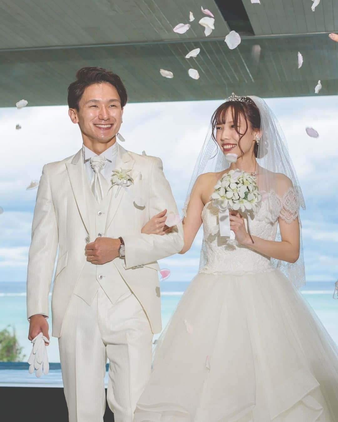【公式】小さな結婚式さんのインスタグラム写真 - (【公式】小さな結婚式Instagram)「@petit.wedding をフォローしてね♩ #小さな結婚式 をつけてのお写真投稿も大歓迎です♡ こちらの公式IGでリグラムさせていただきます＊ . 披露宴で大人気な演出”ファーストバイト” 広がる青い海をバックに 大切なゲストと一緒に幸せ溢れる時間を 過ごしていただけます◎ . >>#小さな結婚式沖縄イルドレ店 . ——————— #小さな結婚式 #petitwedding #ラヴィファクトリー #前撮り #結婚式 #プレ花嫁 #卒花 #アットホーム #少人数 #家族婚 #少人数結婚式 #ウェディング #wedding #bridal #weddingdress #花嫁 #挙式 #結婚式準備 #式場探し #日本中のプレ花嫁さまと繋がりたい #結婚式の思い出に浸る会 #結婚準備 #沖縄花嫁 #沖縄ウェディング #ウェディングケーキ #ファーストバイト #ウェディング演出 #結婚式演出」2月12日 17時01分 - petit.wedding