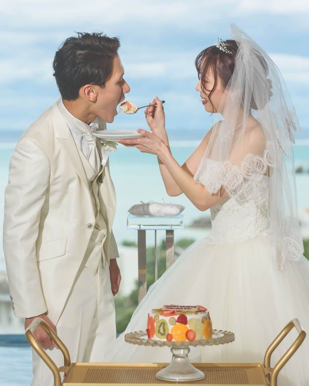 【公式】小さな結婚式さんのインスタグラム写真 - (【公式】小さな結婚式Instagram)「@petit.wedding をフォローしてね♩ #小さな結婚式 をつけてのお写真投稿も大歓迎です♡ こちらの公式IGでリグラムさせていただきます＊ . 披露宴で大人気な演出”ファーストバイト” 広がる青い海をバックに 大切なゲストと一緒に幸せ溢れる時間を 過ごしていただけます◎ . >>#小さな結婚式沖縄イルドレ店 . ——————— #小さな結婚式 #petitwedding #ラヴィファクトリー #前撮り #結婚式 #プレ花嫁 #卒花 #アットホーム #少人数 #家族婚 #少人数結婚式 #ウェディング #wedding #bridal #weddingdress #花嫁 #挙式 #結婚式準備 #式場探し #日本中のプレ花嫁さまと繋がりたい #結婚式の思い出に浸る会 #結婚準備 #沖縄花嫁 #沖縄ウェディング #ウェディングケーキ #ファーストバイト #ウェディング演出 #結婚式演出」2月12日 17時01分 - petit.wedding