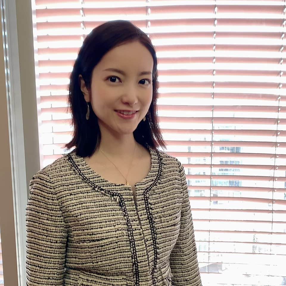 のインスタグラム：「講演の収録してきました！ オンライン講演ということで、聞いてくださる方たちの顔を思い浮かべながらお話しさせて頂きました。  こういう時だからこそ、学びのチャンス、気付きのチャンスを逃さず大事にしていきたいなと😊 ウェビナーなどオンライン講演もやっておりますので、ぜひよろしくお願い致します！  #講演 #講演会講師 #オンライン #学びと気付きを #勉強法 #経済 #モチベーション #メンタル #ウェビナー」