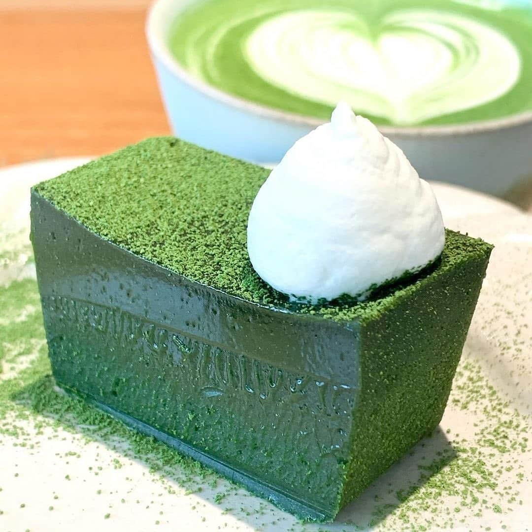 ナゴレコさんのインスタグラム写真 - (ナゴレコInstagram)「「The 抹茶テリーヌ」﻿ リポスト✒︎こだわりのお茶やお茶を使用したスイーツが人気の“お茶と器”のカフェ、YATAGARASUさんのThe 抹茶テリーヌ🍵🥄﻿ ﻿ 艶やかで美しく輝く断面の抹茶テリーヌ😍👏🏻一年に一度しか収穫されない上質な抹茶が練り込まれているようです🤤🥄﻿ ﻿ 日本茶専門店というだけあってそのこだわりは人一倍💯お茶は注文してから一杯ずつ淹れてくださるようです🍵✨﻿ ﻿ 数量限定なので連日売り切れてしまうそうですが、今後定番メニューになるようなので是非いただいてみたいですね😎🙏🏻﻿ ﻿ @kozue_foodgram さん、#ナゴレコ ありがとうございます⭕️﻿ ﻿ Repost @kozue_foodgram・・・﻿ ﻿ 千種区にある日本茶カフェ🤤﻿ 最近始まった数量限定メニュー、﻿ 🎈The 抹茶テリーヌ﻿ が食べたくて訪れました！！﻿ ﻿ この抹茶テリーヌ美味しすぎてびっくり😳😳﻿ １年に１度しか収穫されない上質な抹茶をふんだんに練り込んだテリーヌは、本当に濃厚なの❤︎﻿ 口中に抹茶の美味しさが広がる、、、﻿ そしてねっとり食感がたまらない🥺ねっとり重たい食感なのに全くくどさがない！！！﻿ 添えられたクリームと粒あんも、抹茶テリーヌの美味しさを引き立たせていて、とっても美味しい抹茶テリーヌでした🌟﻿ ﻿ 🎈抹茶ラテ HOT﻿ は抹茶の品種を選ぶことができ、私は爽やかな香りと旨味が特徴の「さみどり」にしました！！﻿ この抹茶ラテも飲みやすくて風味が豊か🍵ハートのラテアートも可愛かったです！！﻿ ﻿ 店内は器がたくさん並んでいて、ゆっくりと落ち着ける雰囲気でした☺️」2月12日 17時02分 - nagoya_food