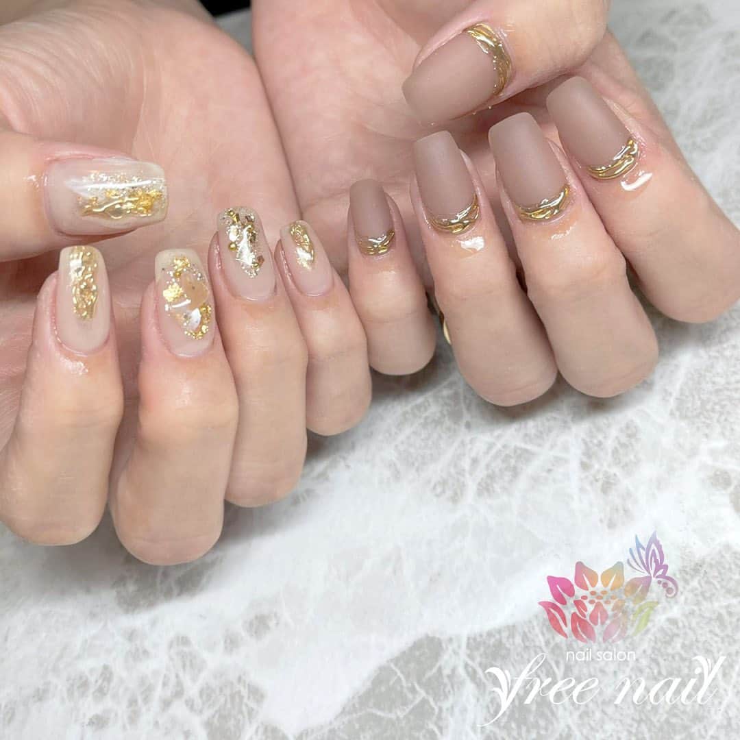 free nail フリーネイルのインスタグラム：「. お客様ネイル💅🏻⛸ . アシンメトリーネイル🪐💗 . 大人ベージュマット🪐⚜️ . ▶︎▶︎▶︎スワイプして動画も見てね☝︎🎬✨ . ご来店ありがとうございました🙇🏻‍♀️🙇🏻‍♀️🙇🏻‍♀️💗 . #ネイルアート #ジェルネイル #ネイルサロン #大阪ネイルサロン #ネイルデザイン #ネイルチェンジ #アシメネイル #アシンメトリーネイル #マットネイル #メタリックネイル #ベージュネイル #ゴールドネイル #デザインネイル #トレンドネイル #大人ネイル #おしゃれネイル #スクエアネイル #冬ネイル #winternails #nailsart #nailsdid #美甲 #日式美甲 #日式美甲胶 #日本美甲师 #日本美甲老师 #美甲上课 #日本胶 #フリーネイル #freenail」