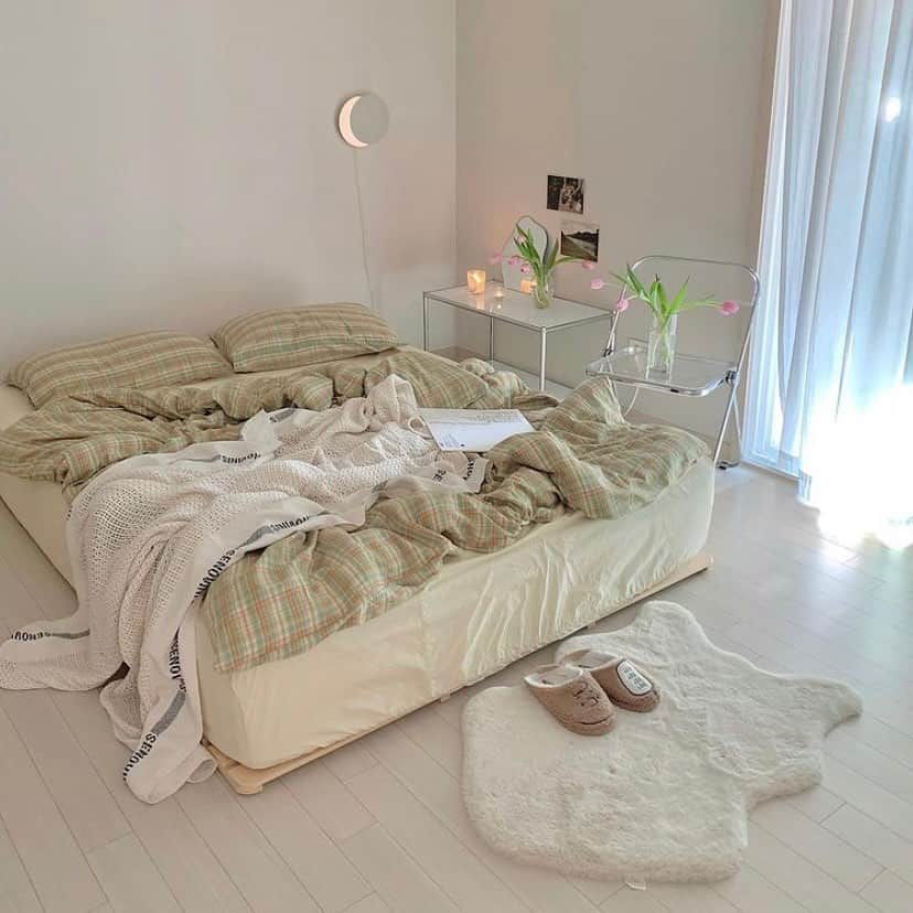 ハルハルさんのインスタグラム写真 - (ハルハルInstagram)「韓国人のおしゃれなベッド周り🛌🌙  あんにょん！ ハルハル編集部のみみちゃんですꪔ̤̮ ♡  はぁ…🥺とため息をつきたくなる可愛さのベッド周り。 色使いも綺麗だし見るだけでうっとりしちゃうな〜！  最近よく見かけるのは『三日月ライト』🌙 自分の好みに合わせて月の満ち欠けを調整できるんだって♡  お部屋に置きたいインテリアのひとつです☁️  この投稿がいいな！と思ったら保存をタップしてくださいね♡ コメントやシェアしてもらえると励みになります。  ┈┈┈┈┈┈┈┈┈┈┈┈┈┈┈┈┈┈┈  今回の可愛いお写真は、 以下の方からお借りしています♡ ‌ Thanks for… ‌  @bbohouse 님 @_bronze_silver 님 @2e_seulbi 님 @legnini_ 님 @___perola_ 님  #ハルスタ や #ハルハル をタグ付けしていただくと、 ハルハルの記事やInstagramに投稿させていただくために ハルハルからご連絡させていただく場合がございます  #하루스타 #하루하루 를 태그하시면 하루하루의 기사와 인스타그램에서 사용할 경우가 있습니다. 사용하기 전에 하루하루로부터 연락을 드리겠습니다.  ┈┈┈┈┈┈┈┈┈┈┈┈┈┈┈┈┈┈┈  #三日月ライト #月ライト #ベッドルーム #ベッドルームコーデ #温かみのあるお家 #お部屋づくり #マイルーム #インテリア好き #丁寧な暮らし #おしゃれインテリア #寝室 #インマイルーム #ホワイトインテリア #おうち時間 #ナチュラルインテリア #寝室インテリア #シンプルホーム #インテリアコーディネート  #셀프인테리어 #내방꾸미기 #홈스타일링 #집꾸미기#집스타그램 #방꾸미기 #오늘의집」2月12日 17時02分 - haruharu_furyu