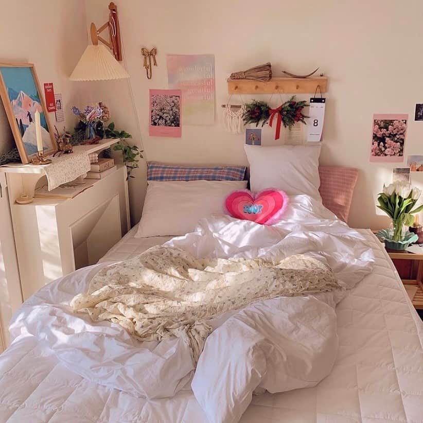 ハルハルさんのインスタグラム写真 - (ハルハルInstagram)「韓国人のおしゃれなベッド周り🛌🌙  あんにょん！ ハルハル編集部のみみちゃんですꪔ̤̮ ♡  はぁ…🥺とため息をつきたくなる可愛さのベッド周り。 色使いも綺麗だし見るだけでうっとりしちゃうな〜！  最近よく見かけるのは『三日月ライト』🌙 自分の好みに合わせて月の満ち欠けを調整できるんだって♡  お部屋に置きたいインテリアのひとつです☁️  この投稿がいいな！と思ったら保存をタップしてくださいね♡ コメントやシェアしてもらえると励みになります。  ┈┈┈┈┈┈┈┈┈┈┈┈┈┈┈┈┈┈┈  今回の可愛いお写真は、 以下の方からお借りしています♡ ‌ Thanks for… ‌  @bbohouse 님 @_bronze_silver 님 @2e_seulbi 님 @legnini_ 님 @___perola_ 님  #ハルスタ や #ハルハル をタグ付けしていただくと、 ハルハルの記事やInstagramに投稿させていただくために ハルハルからご連絡させていただく場合がございます  #하루스타 #하루하루 를 태그하시면 하루하루의 기사와 인스타그램에서 사용할 경우가 있습니다. 사용하기 전에 하루하루로부터 연락을 드리겠습니다.  ┈┈┈┈┈┈┈┈┈┈┈┈┈┈┈┈┈┈┈  #三日月ライト #月ライト #ベッドルーム #ベッドルームコーデ #温かみのあるお家 #お部屋づくり #マイルーム #インテリア好き #丁寧な暮らし #おしゃれインテリア #寝室 #インマイルーム #ホワイトインテリア #おうち時間 #ナチュラルインテリア #寝室インテリア #シンプルホーム #インテリアコーディネート  #셀프인테리어 #내방꾸미기 #홈스타일링 #집꾸미기#집스타그램 #방꾸미기 #오늘의집」2月12日 17時02分 - haruharu_furyu