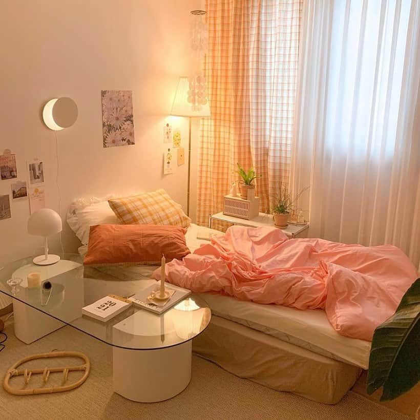 ハルハルさんのインスタグラム写真 - (ハルハルInstagram)「韓国人のおしゃれなベッド周り🛌🌙  あんにょん！ ハルハル編集部のみみちゃんですꪔ̤̮ ♡  はぁ…🥺とため息をつきたくなる可愛さのベッド周り。 色使いも綺麗だし見るだけでうっとりしちゃうな〜！  最近よく見かけるのは『三日月ライト』🌙 自分の好みに合わせて月の満ち欠けを調整できるんだって♡  お部屋に置きたいインテリアのひとつです☁️  この投稿がいいな！と思ったら保存をタップしてくださいね♡ コメントやシェアしてもらえると励みになります。  ┈┈┈┈┈┈┈┈┈┈┈┈┈┈┈┈┈┈┈  今回の可愛いお写真は、 以下の方からお借りしています♡ ‌ Thanks for… ‌  @bbohouse 님 @_bronze_silver 님 @2e_seulbi 님 @legnini_ 님 @___perola_ 님  #ハルスタ や #ハルハル をタグ付けしていただくと、 ハルハルの記事やInstagramに投稿させていただくために ハルハルからご連絡させていただく場合がございます  #하루스타 #하루하루 를 태그하시면 하루하루의 기사와 인스타그램에서 사용할 경우가 있습니다. 사용하기 전에 하루하루로부터 연락을 드리겠습니다.  ┈┈┈┈┈┈┈┈┈┈┈┈┈┈┈┈┈┈┈  #三日月ライト #月ライト #ベッドルーム #ベッドルームコーデ #温かみのあるお家 #お部屋づくり #マイルーム #インテリア好き #丁寧な暮らし #おしゃれインテリア #寝室 #インマイルーム #ホワイトインテリア #おうち時間 #ナチュラルインテリア #寝室インテリア #シンプルホーム #インテリアコーディネート  #셀프인테리어 #내방꾸미기 #홈스타일링 #집꾸미기#집스타그램 #방꾸미기 #오늘의집」2月12日 17時02分 - haruharu_furyu