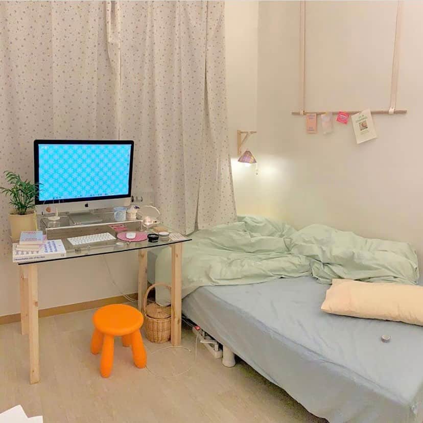 ハルハルさんのインスタグラム写真 - (ハルハルInstagram)「韓国人のおしゃれなベッド周り🛌🌙  あんにょん！ ハルハル編集部のみみちゃんですꪔ̤̮ ♡  はぁ…🥺とため息をつきたくなる可愛さのベッド周り。 色使いも綺麗だし見るだけでうっとりしちゃうな〜！  最近よく見かけるのは『三日月ライト』🌙 自分の好みに合わせて月の満ち欠けを調整できるんだって♡  お部屋に置きたいインテリアのひとつです☁️  この投稿がいいな！と思ったら保存をタップしてくださいね♡ コメントやシェアしてもらえると励みになります。  ┈┈┈┈┈┈┈┈┈┈┈┈┈┈┈┈┈┈┈  今回の可愛いお写真は、 以下の方からお借りしています♡ ‌ Thanks for… ‌  @bbohouse 님 @_bronze_silver 님 @2e_seulbi 님 @legnini_ 님 @___perola_ 님  #ハルスタ や #ハルハル をタグ付けしていただくと、 ハルハルの記事やInstagramに投稿させていただくために ハルハルからご連絡させていただく場合がございます  #하루스타 #하루하루 를 태그하시면 하루하루의 기사와 인스타그램에서 사용할 경우가 있습니다. 사용하기 전에 하루하루로부터 연락을 드리겠습니다.  ┈┈┈┈┈┈┈┈┈┈┈┈┈┈┈┈┈┈┈  #三日月ライト #月ライト #ベッドルーム #ベッドルームコーデ #温かみのあるお家 #お部屋づくり #マイルーム #インテリア好き #丁寧な暮らし #おしゃれインテリア #寝室 #インマイルーム #ホワイトインテリア #おうち時間 #ナチュラルインテリア #寝室インテリア #シンプルホーム #インテリアコーディネート  #셀프인테리어 #내방꾸미기 #홈스타일링 #집꾸미기#집스타그램 #방꾸미기 #오늘의집」2月12日 17時02分 - haruharu_furyu