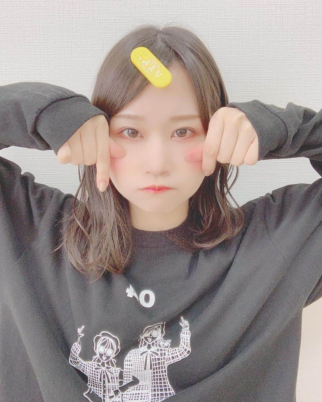 八木沙季のインスタグラム：「🧠🧠 . 「ヘラピン」のガチャガチャした💁🏻‍♀️笑 "メンヘラのピン留め" で、ヘラピンらしい。笑 「ぴえん」が当たったよーー🥺💖 うれぴい🥺💖💖 コンプしたくなる！！！ .」