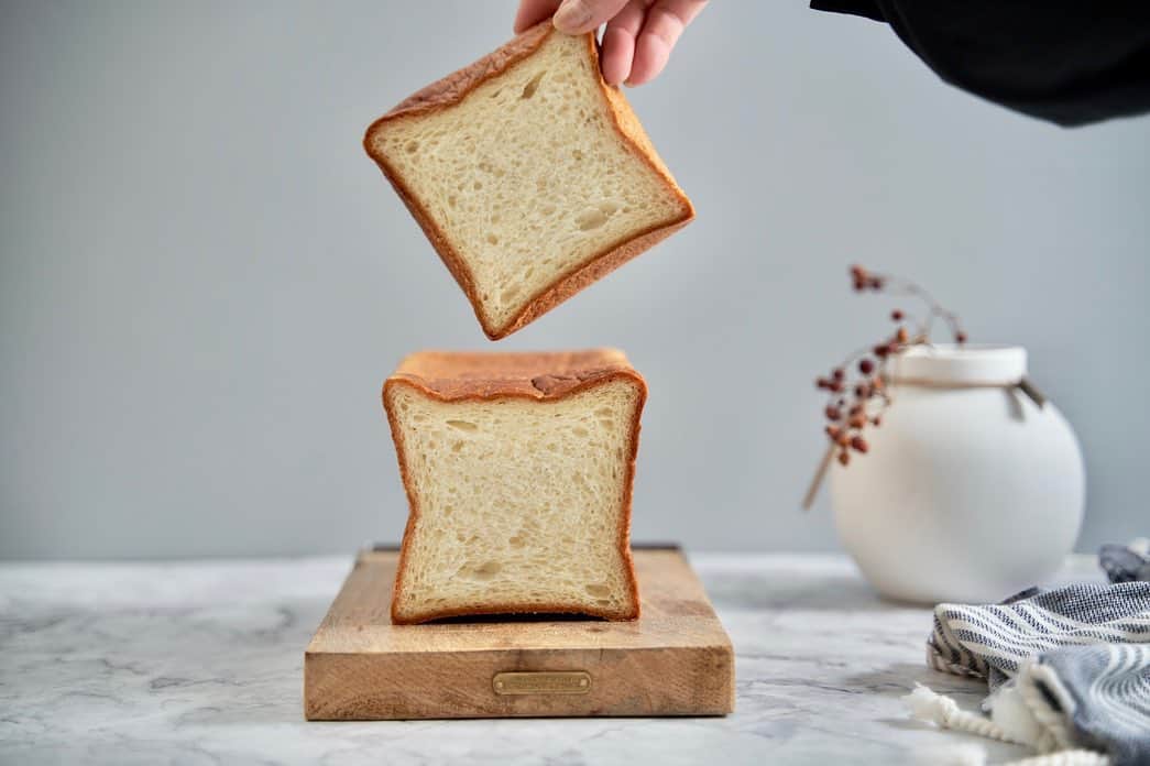 Kawaii.i Welcome to the world of Tokyo's hottest trend♡ Share KAWAII to the world!のインスタグラム：「This bread loaf from @fujimori_pain is ten times more expensive than an ordinary grocery store loaf! It's made carefully with the finest butter and fermented for 72 hours. How does this luxurious bread taste?  Shop name: Fujimori Address：Yakumo 1-3-8, Meguro-ku, Tokyo 152-0023  Phone: 03-6421-4455 Nearest station: 3 mins on foot from Toritsu-Daigaku Station on Tokyu Toyoko Line HP: https://fujimori-pain.com/  Click on the profile link for the video!! (FREE) @kawaiiiofficial   Check out Kawaii International  "Yum! Tokyo's Top Treat Trends" for more details!  14:10 What are the new trends in bread? #bread #JapaneseBread #pain #FujimoriPain」