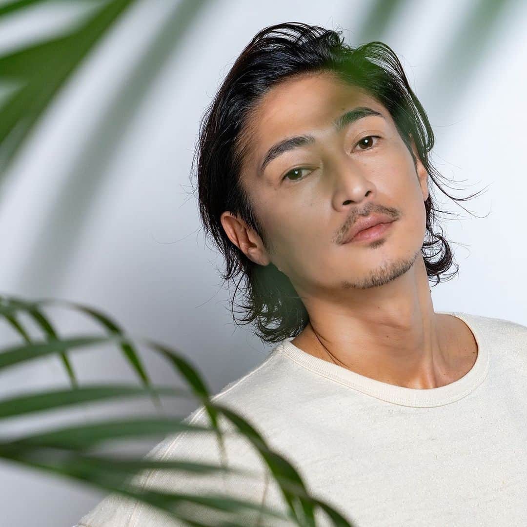 窪塚洋介のインスタグラム：「只今、〈AQX（アックス）〉 @aqx__official の受注販売がスタートしました！  <MOISTURIZING TONER 100ml> 豊かな保湿力を実現する化粧水。復活草やヴィーガンコラーゲン、オーガニックコメエキスなど配合。乾ききった肌にうるおいを注ぎ込みます。  <MOISTURIZING CREAM 50g> ジェルのようにみずみずしく肌になじむクリーム。8種のヒアルロン酸と5種のセラミド、オーガニックタマヌオイルなど配合。うるおいで満たし、保護膜を作ってうるおいを逃しません。  トナー、クリーム共に敏感肌にもやさしく肌荒れを防ぐので、マスクを多用する今のライフスタイルにもぴったりです。老若男女問わず使えるので、家族でシェアもしてもらえます。 オープンを記念しての限定販売「AQXプロローグセット」もご用意しました^ ^ サスティナブル素材‘リサイクルコットン’を使用したエココットンポーチとスキンケアのセットです。  “もうコレだけあればいい” ～AQX, This is my Destiny～  InstagramプロフィールURLからも飛べるようになってます。  #AQX #アックス」