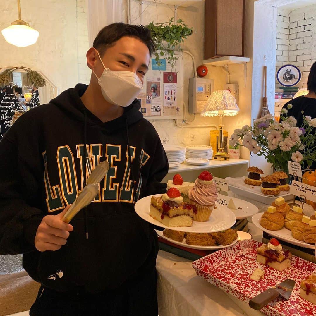 のインスタグラム：「사진찍는다고 설레발치다 바닥에 케잌엎음 😊.. 후드에 크림은 또 언제 묻은건지」