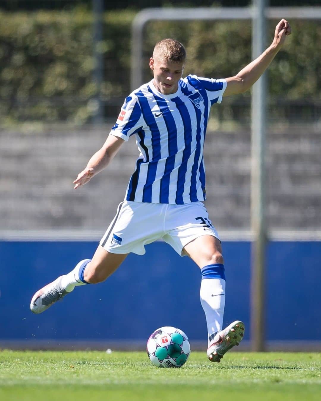 ヘルタ・ベルリンのインスタグラム：「Unsere Nummer 3️⃣1️⃣ @marton.dardai wird heute 19 Jahre jung. 🥳 Wir wünschen dir alles Gute und vor allem Gesundheit, Márton! Auf noch viele weitere Jahre in blau-weiß. 💙 . . #HaHoHe #herthabsc」