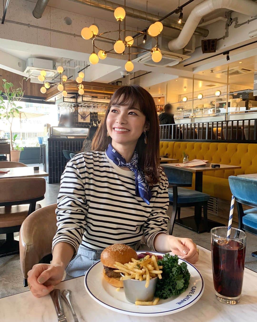 吉田奈央のインスタグラム：「この日はハンバーガーになんか服がマッチした日🍔  前回も書いたけどボーダーにバンダナ柄はずっと好きで毎度やってる🥳  ＊  先日は3回目の @rilleeon.ginza   もう3回もやると変化がめちゃくちゃ実感できるのよ。 ふとみた時の疲れ顔も最近は感じられないので大満足です！  メイクのりも最高にのってくれるので 朝のメイク中がテンションやばめです🤣  ＊  @rillee_on  @rilleeon.osaka   #🍔#ハンバーガー#ハンバーガーランチ#ボーダーコーデ#バンダナアレンジ#バンダナコーデ#カジュアルコーデ#大人カジュアル#着回しコーデ#ザラ#ザラジョ#リリーオン#リリーオン銀座本店 #ソニックフィット#小顔#リフトアップ#美容マニア#アラサー美容#美容好きな人と繋がりたい#エイジングケア#若返り#男の子ママ#ママライフ」