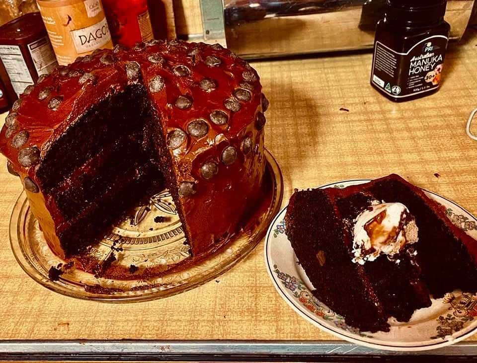 のインスタグラム：「今週末はバレンタインデー💕 今年は手作りという人が増えているんだとか⁉️ うちで手作りすると、おうちの中までいい匂いになって幸せ気分になれるかも❗️ . #usa #america #studyabroad #livinginamerica #valentainesday #chocolatecake #sweets #homemade #stayhome #dessert #yummy #アメリカ #アメリカ生活 #留学 #チョコレートケーキ #バレンタイン #手作り #ステイホーム #おうち時間 #チョコレート #ホイップクリーム」
