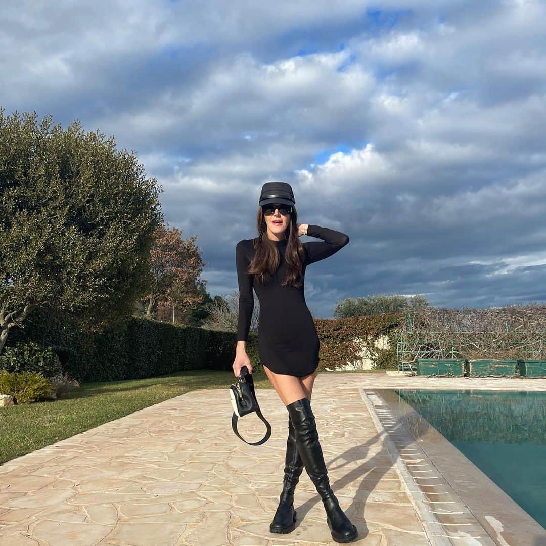 アンナ・デッロ・ルッソのインスタグラム：「Friday February 12th 🌞 wearing @fashionnova dress 🌟@zara boot🌟 @maxmara hat 🌟@valextra bag🌟 @gucci shades 🌟 @mb__projects 📸」