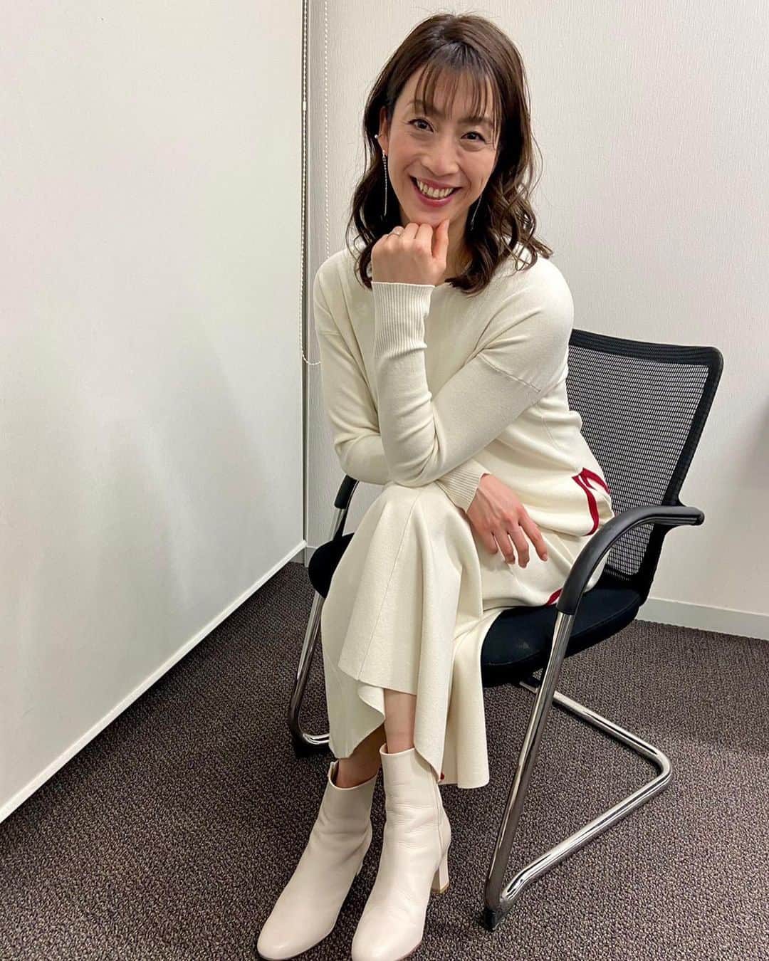 寺川綾さんのインスタグラム写真 - (寺川綾Instagram)「報道ステーションの衣装です👗✨ 写真を撮る時の立ち方って難しいですね😂 毎回違和感しかない🤣🤣🤣 #報道ステーション #衣装 #1/29O.A. #ニット・パンツ #josephstudio_jp #アクセサリー #roomx601 #2/4O.A. #ブラウス・パンツ #_parigot_ #アクセサリー #roomx601 #2/5O.A. #トップ・スカート #josephstudio_jp #アクセサリー #starjewelry_press #ありがとうございました🙏」2月12日 17時11分 - terakawaaya_official