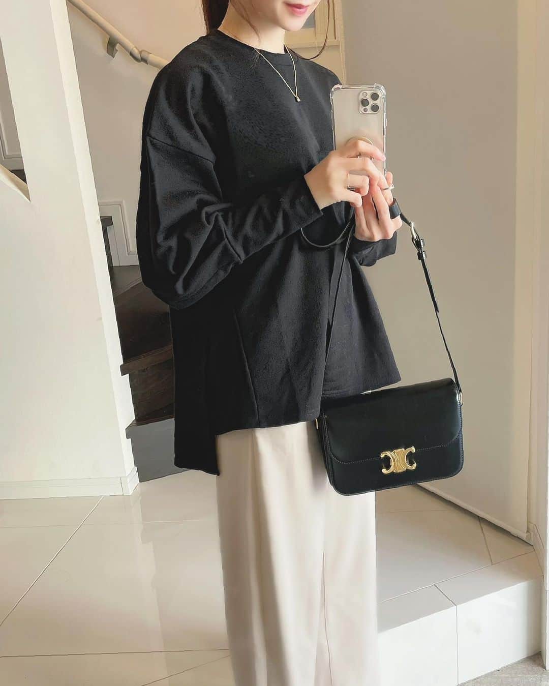 乙黒えりのインスタグラム：「Aラインで後ろがフワってなってて 楽に着られるトップス パンツは柔らかいワイドパンツ。 ベージュだけど、プチプラなので公園も行ける👍  #tops @kobe_lettuce  #pants @kobe_lettuce  #bag @celine  #shoes @stylemixer_   #プチプラコーデ#kobelettece #ママコーデ#ママファッション#おうちコーデ」
