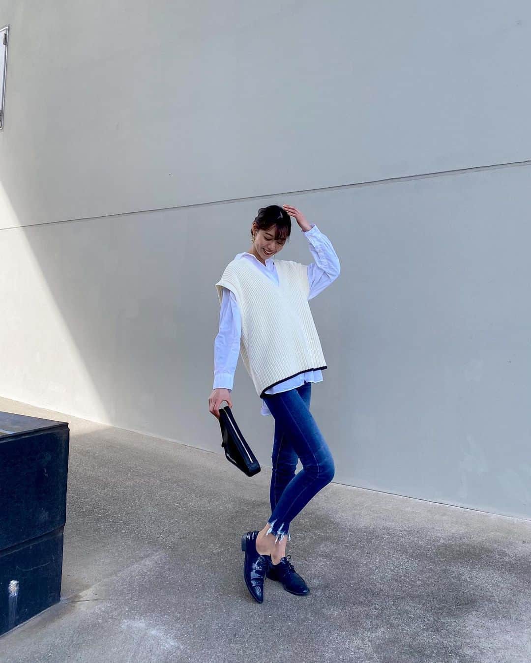 AYASAのインスタグラム：「#ootd こちらのデニムも@americaneaglejp  カットオフが可愛いしハイウエストでフィット感抜群🥑 クーポンコード"VDNP5"使って春の新作をお得にgetしてくれたらいいな！🌸 　 クラッチの持ち方のクセ😂笑 —— #AE #AEJeans」