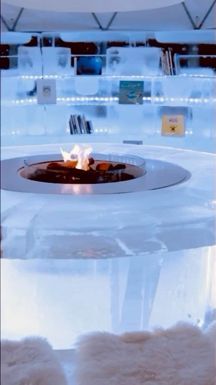 星野リゾート　トマムのインスタグラム：「Ice Village  氷のMilk Standにある氷の暖炉。氷の幻想的な世界の中で、氷のグラスに入ったドリンク片手に暖炉の火で温まる、アイスヴィレッジだけの体験をお楽しみいただけます🔥🥂✨  #HoshinoResorts #星野リゾート #tomamu #hoshinoresortstomamu #星野リゾートトマム #トマム #risonaretomamu #リゾナーレトマム #risonare #リゾナーレ #北海道旅行 #星野集團 #Hokkaidotrip #アイスヴィレッジ #icevillage」