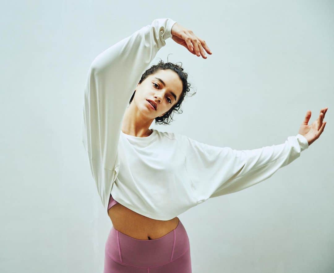 DANSKIN Japanのインスタグラム：「【YOGA STYLE】  ---------------------------------------------------- 本日20:00より、ストレッチヨガのライブ配信を行います。 講師はヨガインストラクターの相楽のりこさん @norikosagara_japan  夜ヨガで心と身体をリフレッシュさせませんか？🌙 詳細は2月1日の投稿をチェックしてください。 ----------------------------------------------------  冬場のヨガはカバーアップで冷え対策を。 やさしい肌触りでボディをやさしく包み込むような着心地のカバーアップトップは、 ボリュームのあるスリーブがデザインポイント。 上半身にボリュームを置くことで視線があがりスタイルも良く見せてくれます。 ショート丈なのでハイウエストボトムをあわせるとバランス良く着こなせます。  ストレッチ性が高くやわらかな着心地のレギンスはヨガにおすすめ。 関節や大きく動く筋肉部分を避けた切替えにより、動きを妨げにくく、ウエアのズレも最小限に抑えてくれます。。 ハイウエストでショート丈やミドルトップとも相性抜群です。  カバーアップトップ DANSKIN ALLONGE COVER UP TOP No.DC521106 ￥9,900  レギンス DANSKIN ALLONGE LEGGINGS No. DC20108 ￥13,200  #danskin #danskinjapan #ダンスキン #しなやかに生きる」