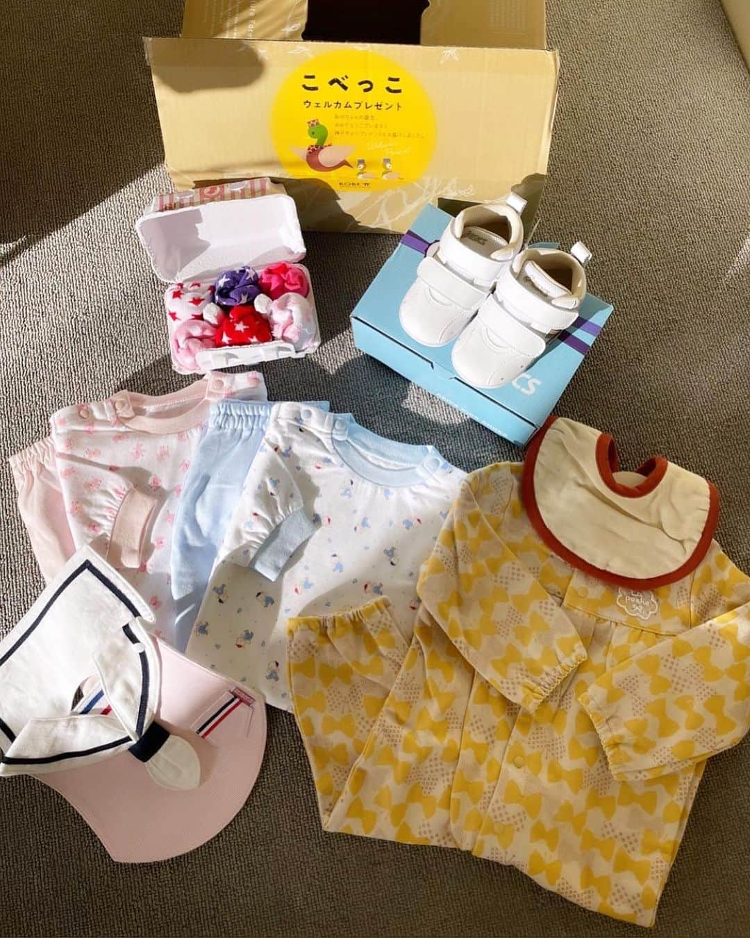 三佐和あやのインスタグラム：「୨୧ 𝙩𝙝𝙖𝙣𝙠𝙨  ୨୧ #こべっこウェルカムプレゼント 🎁  #神戸市 からもらえる #出産祝い なんだけど第三子には 30,000円分ももらえるから すごく豪華で ぱくちゃんとファッションショーになったよ〜👗 似合うかなぁ？😙  #ままのて #子育て #出産祝い #出産祝いギフト #ベビー服 #ベビー用品 #ギフト #ギフトボックス #おきがくらぶ #おきが倶楽部 #おきが #置き画 #置き画くら部 #置き画倶楽部#ファミリア #アシックス」