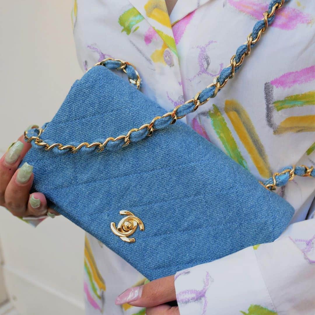 Vintage Brand Boutique AMOREさんのインスタグラム写真 - (Vintage Brand Boutique AMOREInstagram)「Vintage Full Flap Denim Mini Shoulder Bag from 1989-1990💗  Available Online For Purchase🛒 Search Code: AO27009  Free Shipping Worldwide  📩DM for more info and pricing ➡️info@amorevintagetokyo.com   #Vintage #AmoreTokyo」2月12日 17時19分 - amore_tokyo