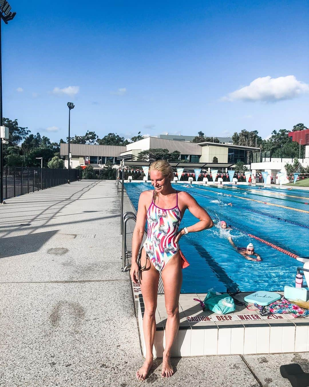 エミリー・シーボームのインスタグラム：「That Friday kind of feeling  #friday #training #swimming #athlete #goldcoast #water #sunshine」