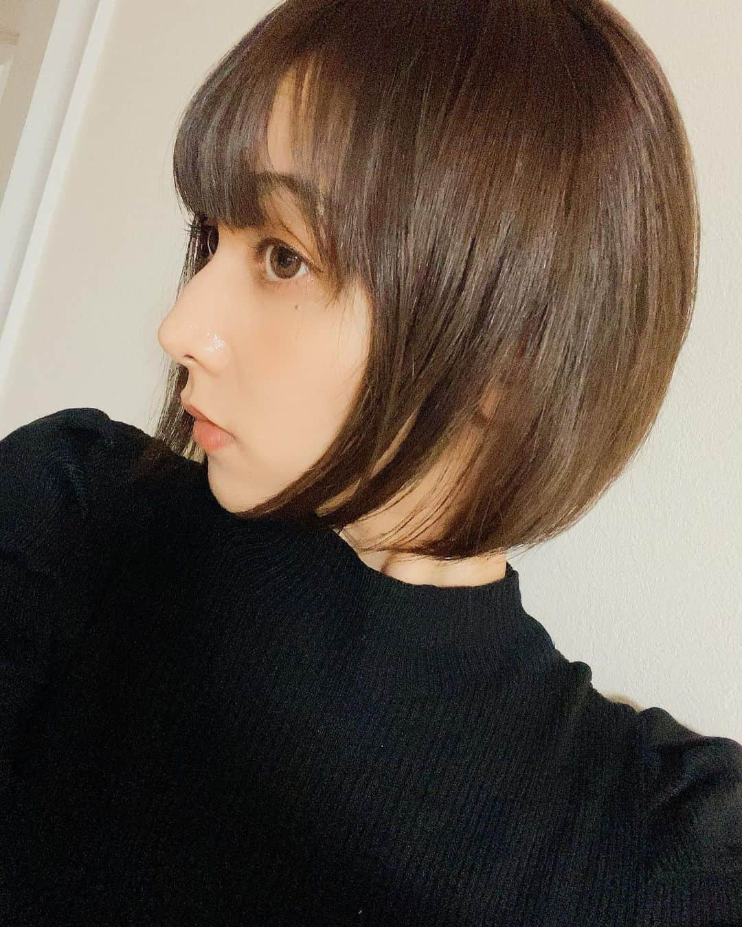 瀬野ユリエのインスタグラム：「髪綺麗にして頂きました✨💇‍♀️ すこーし切ってピンクベージュのカラーをリクエスト😳🌸 今回も素敵なカラーとカットありがとうございました😳🙌✨ #BUMP#表参道#ヘアカラー#カット#井坂和博#いつもありがとうございます😊」