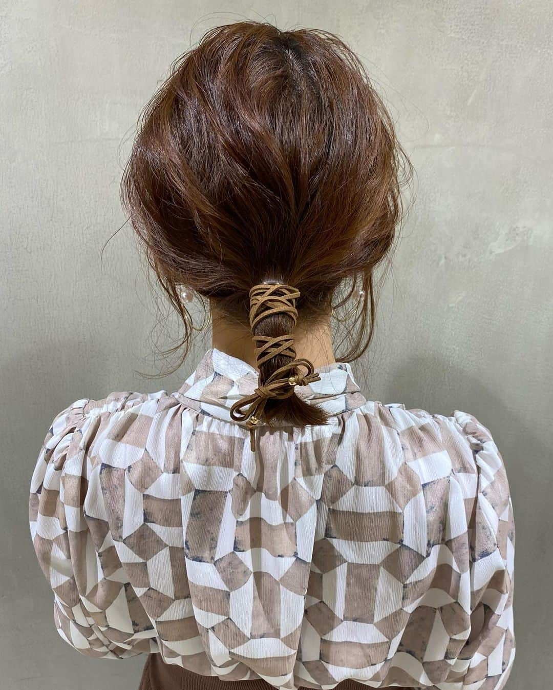 光咲ひなさんのインスタグラム写真 - (光咲ひなInstagram)「. . . 肩上でも出来るヘアアレンジ👏🏻 . . かなり短くしたからアレンジできないと思ってたけど意外と結べました🙆‍♀️🙆‍♀️ . . フックがついてるから取れにくくて巻いて結ぶだけなので誰でも簡単👏🏻 . . #フェイクスエードダブルシィンロープ . . . こちらの商品も私のインスタのプロフィールから飛べるので是非チェックしてみてください☺️💓 . . . #ヘアアレンジ　#ロープアレンジ　#紐アレンジ #紐　#アレンジ　#ヘアスタイル #リング　#シルバーリング　#ゴールドリング　#春カラー　#ボウタイペプラムbls #サスペンダーマーメイドhwknitsk  #rienda」2月12日 17時25分 - hinausa0730