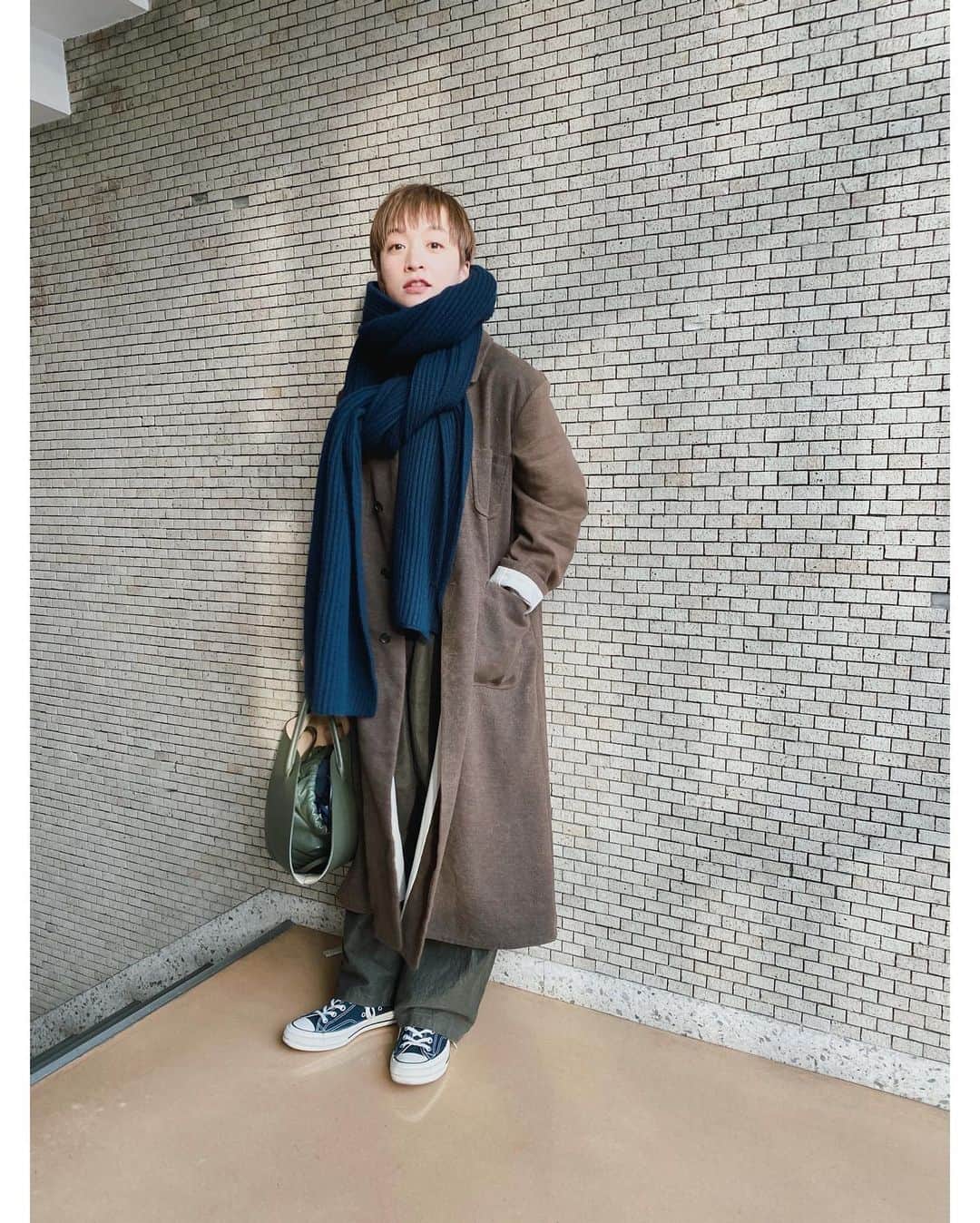 高山都さんのインスタグラム写真 - (高山都Instagram)「早朝から1日ロケの金曜日。 まだ暗い中でガサゴソ服を選んだら、なかなか渋めの配色に。 茶色、カーキ、ネイビー、黒。 #都ふく 地味だったかなーと思ったけど、コートの上にぐるりとネイビーのストールを巻いたら、いいバランスになった。 今週は、お気に入りのコートをとことん楽しんでます。 coat & all-in-one #YAECA stole & bag @jilsander  turtle knit @johnsmedleyknitwear.jp  つなぎって、インナーや小物でアレンジできるから楽しい。 今度はヒール靴も合わせてみるか。」2月12日 17時26分 - miyare38